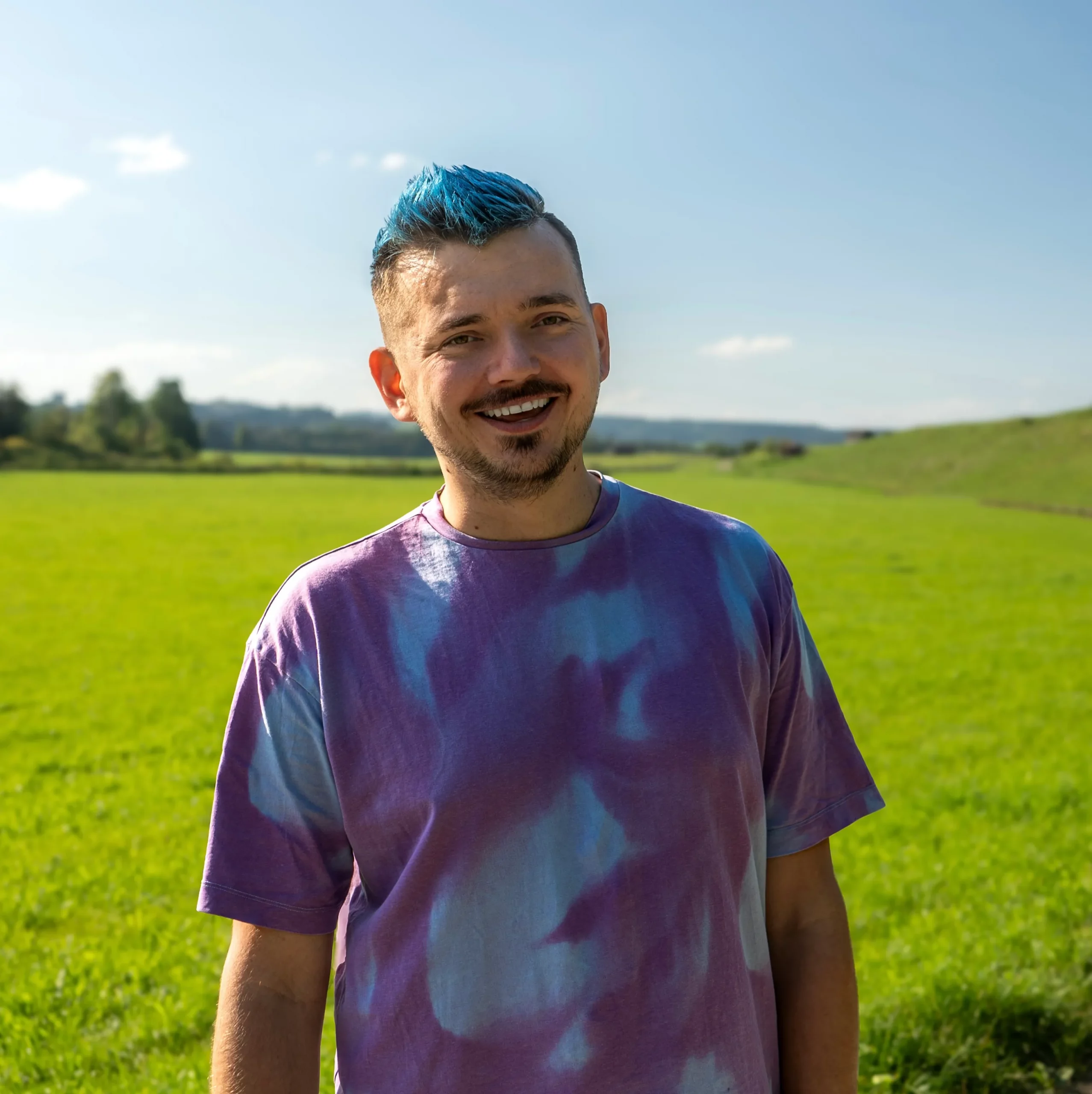 Hundetrainer Hundemax an einem sonnigen Tag in der schönen Natur von Schongau.